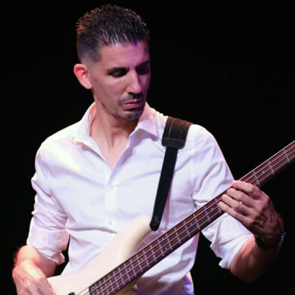 Prénom Nom, basse