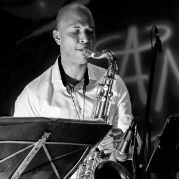 Prénom Nom, saxophone ténor